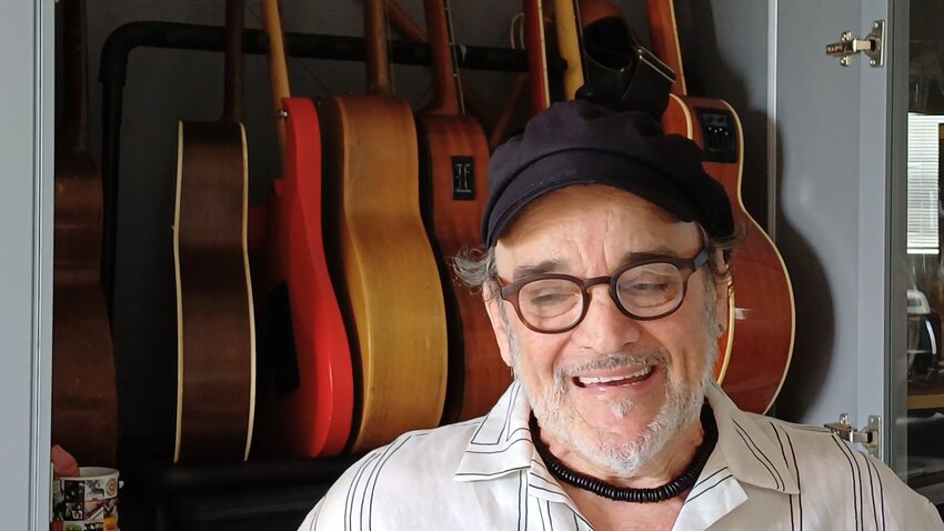 Retratos de participantes sorrindo durante a seresta
